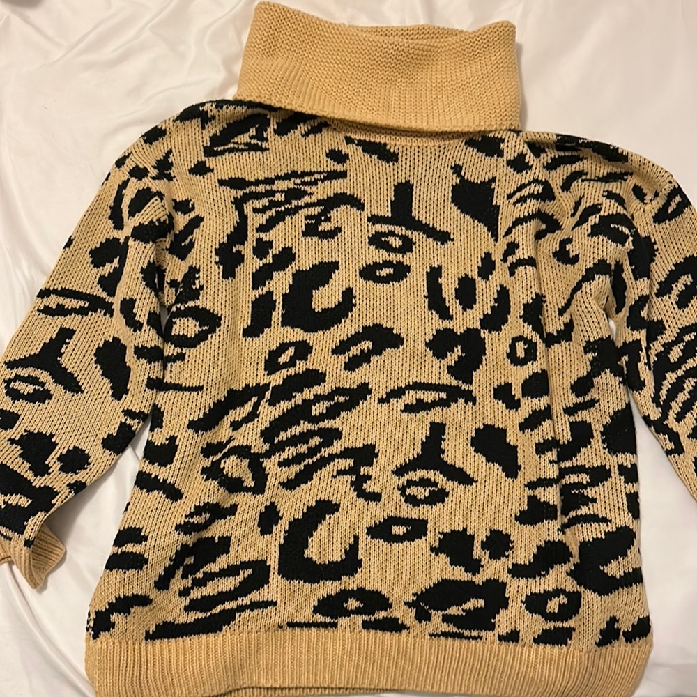 LEOPARD TURTLENECK SWEATER